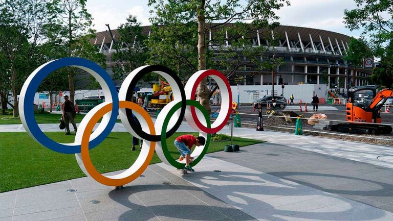 Aros olímpicos afuera del Estadio Nacional de Tokio
