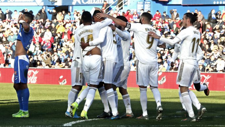 Jugadores del Real Madrid festejan una anotación 