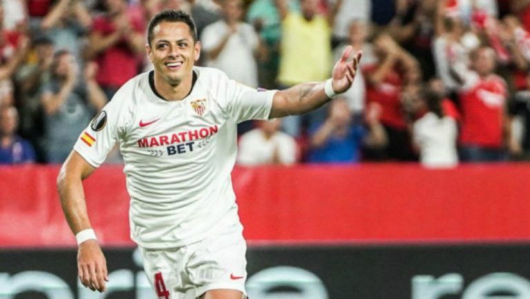 Chicharito Hernández festeja su gol vs el APOEL 