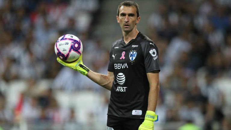 Marcelo Barovero durante un partido con Rayados