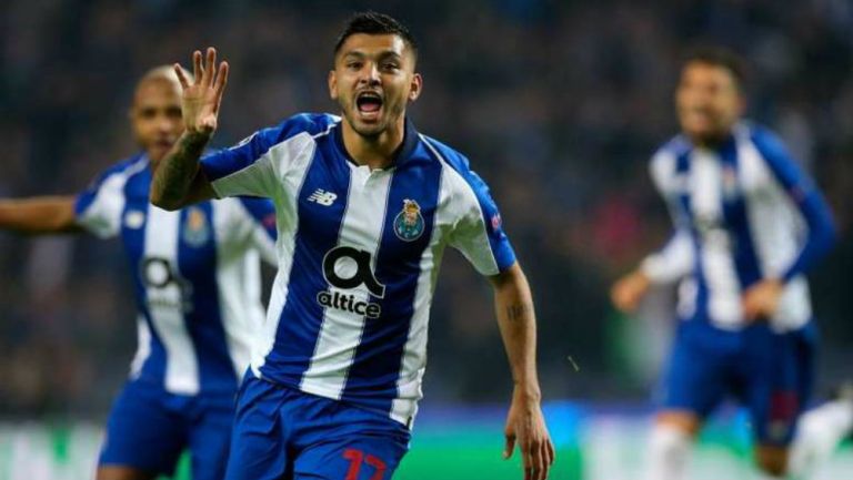 Jesús Corona celebra gol con el Porto