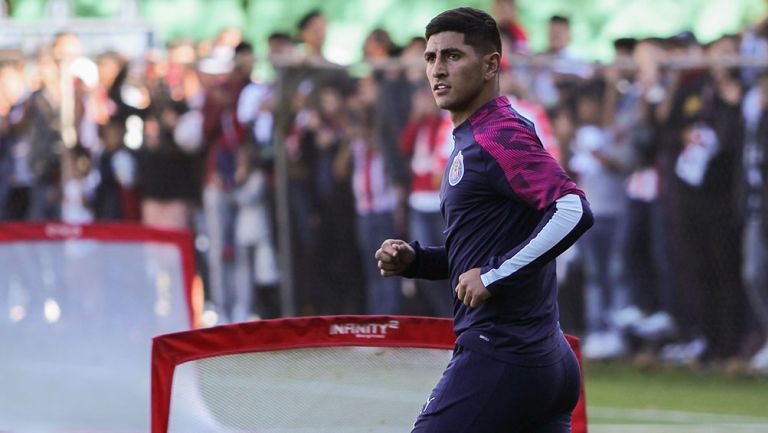 Víctor Guzmán durante un entrenamiento de Chivas