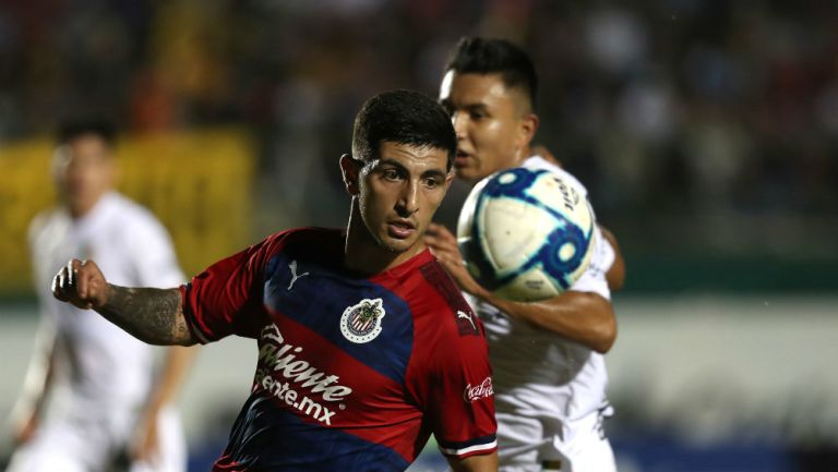 Víctor Guzmán durante un partido con Chivas