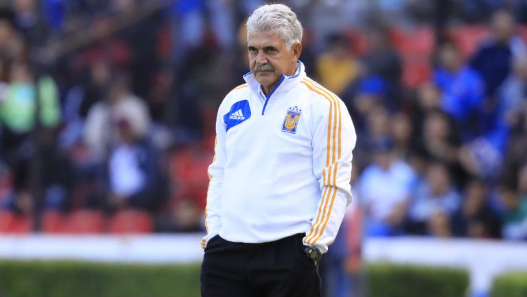 Ricardo Ferretti dirigiendo a Tigres