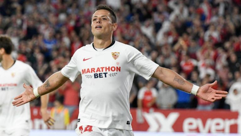 Javier Hernández, en festejo de gol con Sevilla