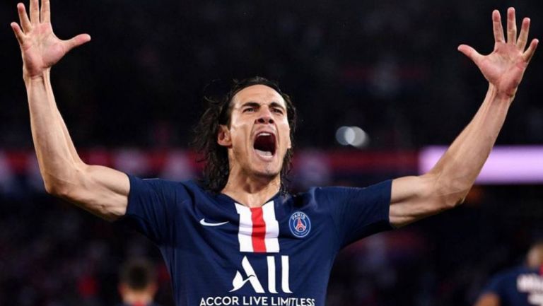 Cavani festeja una anotación con el PSG