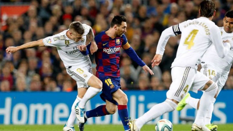 Messi disputa un balón en el Clásico Español