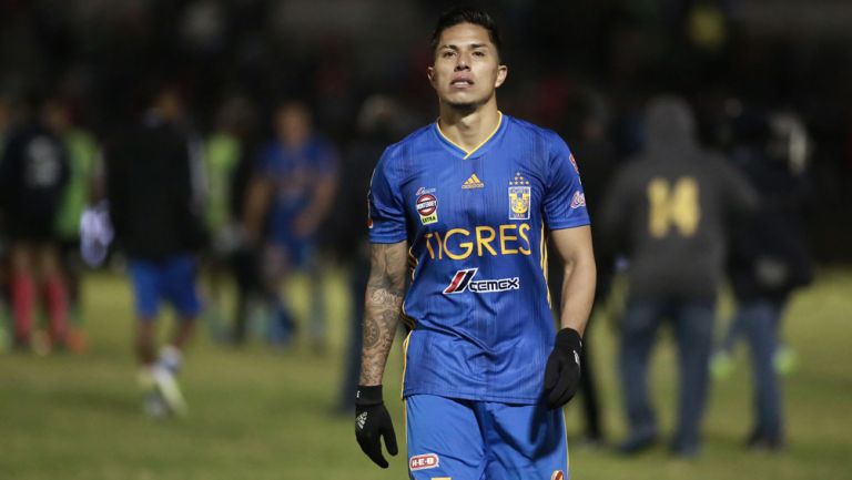 Carlos Salcedo, en un duelo con Tigres