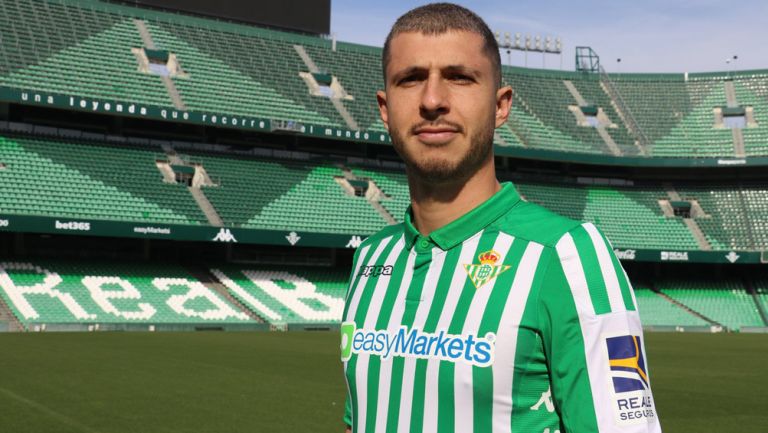 Guido Rodríguez posa con la playera del Betis