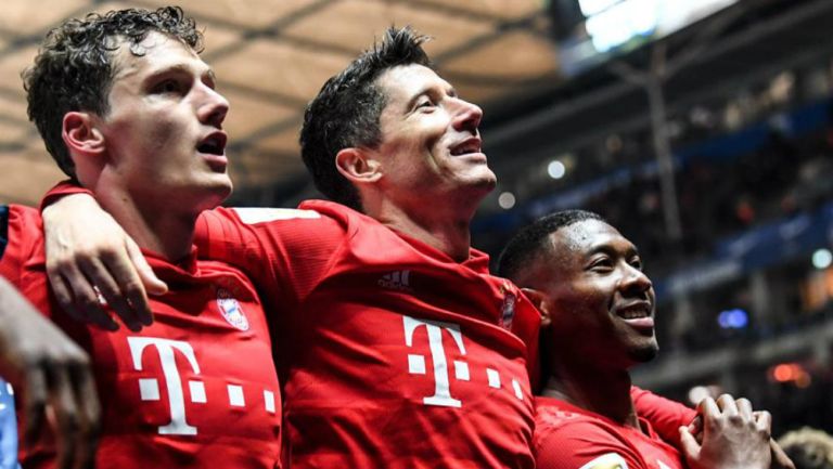 Jugadores del Bayern festejan una anotación frente al Hertha