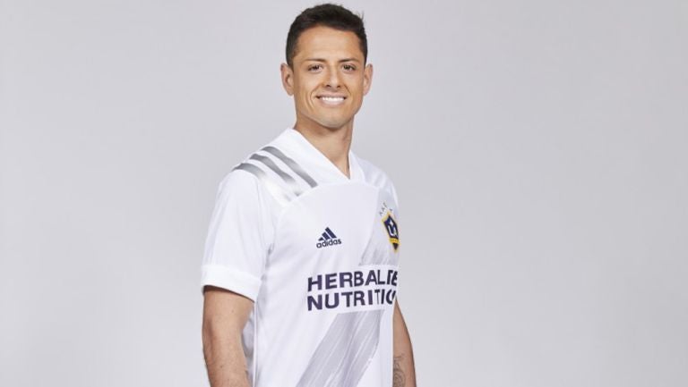 Chicharito, en sesión con la playera del Galaxy