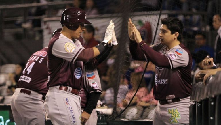 Jugadores de Tomateros, en festejo