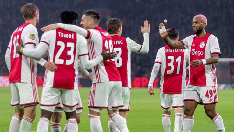Jugadores del Ajax festejan un gol ante Spakenburg