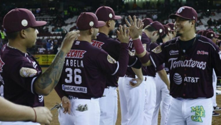 Jugadores de Tomateros, previo al arranque del partido