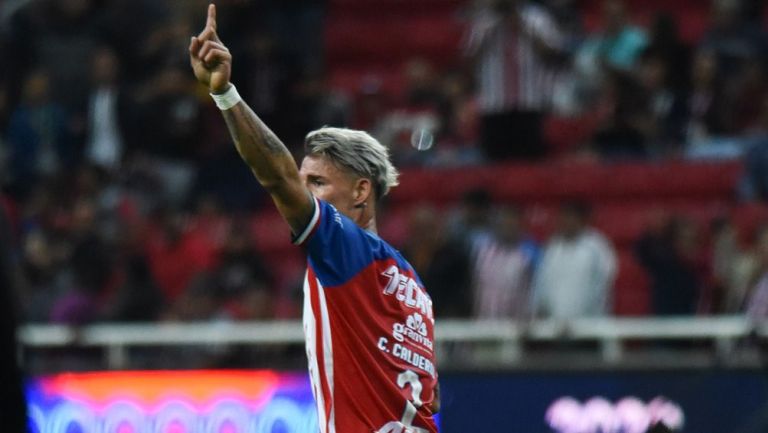 Chicote Calderón festeja su primer gol con Chivas