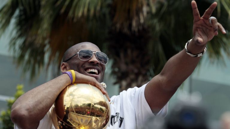 Kobe Bryant con el trofeo de la NBA