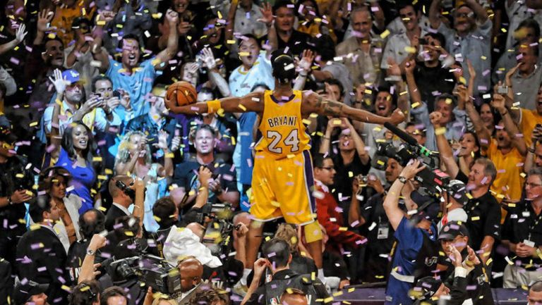 Kobe Bryant celebra un campeonato con los Lakers