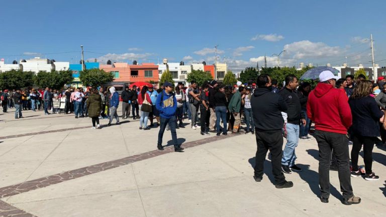 Aficionados en las taquillas del Alfonso Lastras