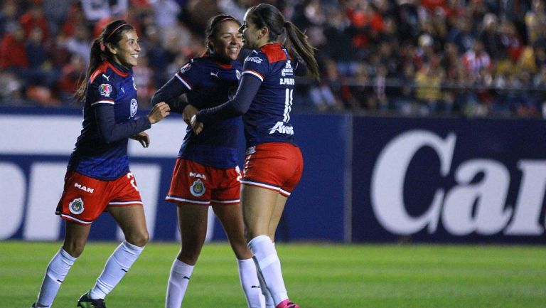 Jugadoras del Rebaño celebran una anotación