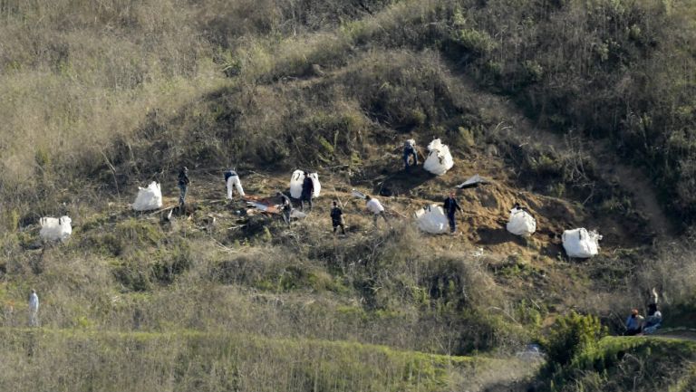 Investigadores en el lugar del accidente de Kobe Bryant