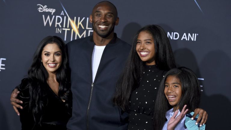 Kobe Bryant junto a su esposa e hijas