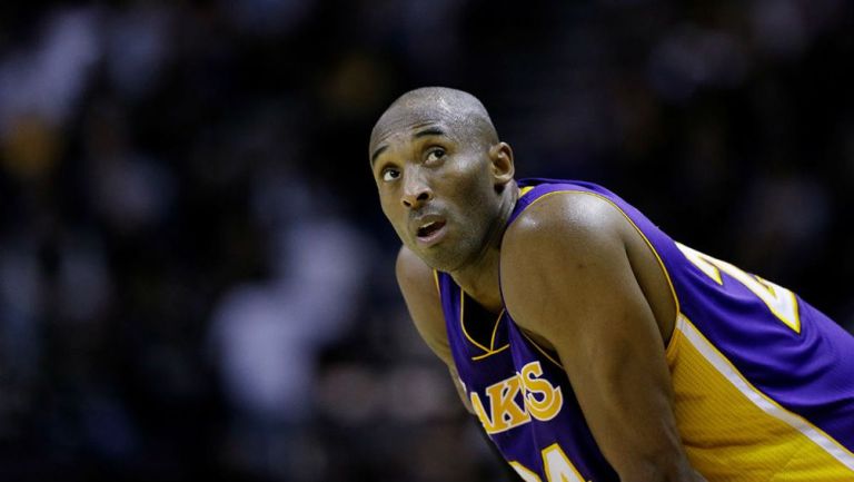 Kobe Bryant en un partido con Lakers