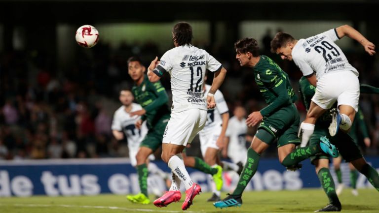 Juan Dinenno marcando su primer gol con Pumas