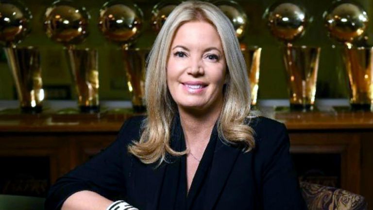 Jeanie Buss en presentación