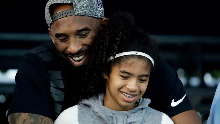 Kobe Bryant y su hija Gianna observan un partido