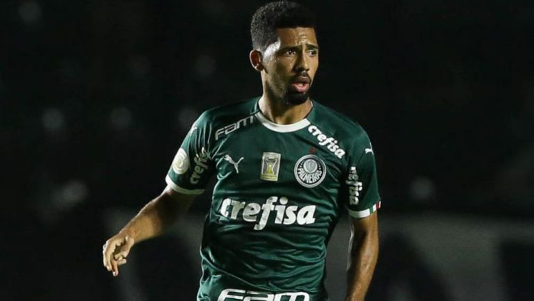 Matheus Fernandes durante un duelo con Palmeiras 