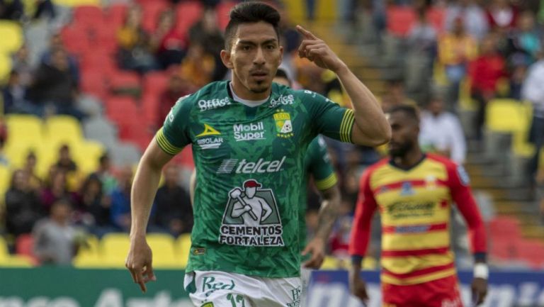 Ángel Mena celebrando su anotación con León