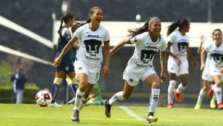 Edna Santamaria celebrando su anotación ante América