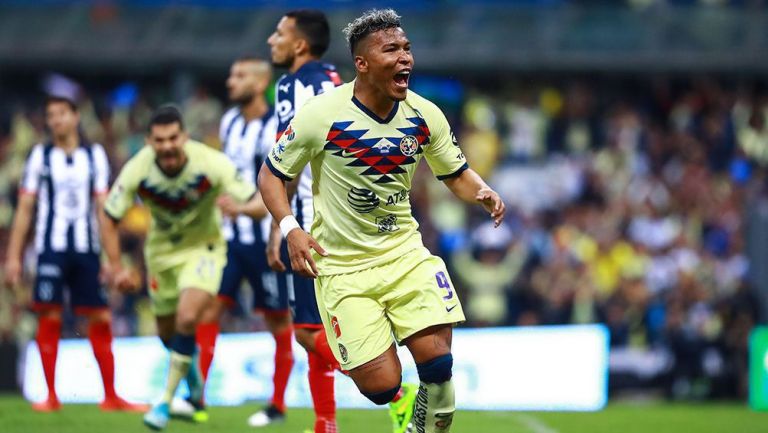 Roger Martínez festeja un gol con América