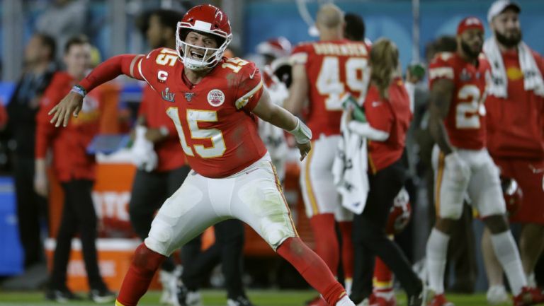 Patrick Mahomes festeja durante el partido