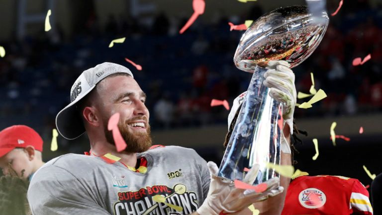 Travis Kelce levanta el trofeo del Super Bowl LIV