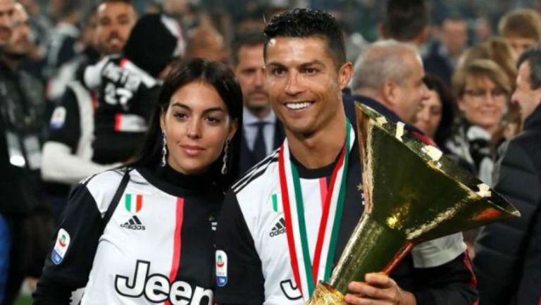 Cristiano Ronaldo y Georgina Rodríguez, sonríen tras conseguir un título en 