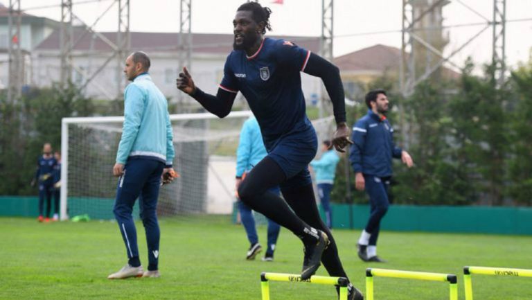 Adebayor, durante un entrenamiento en Turquía