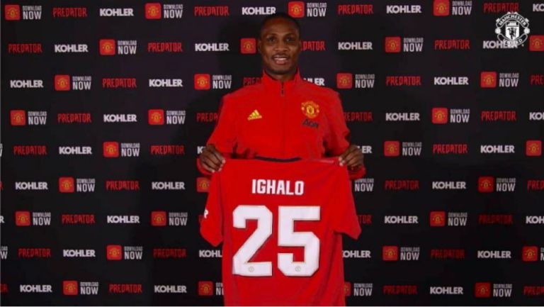 Odion Ighalo posando con la playera del Manchester United