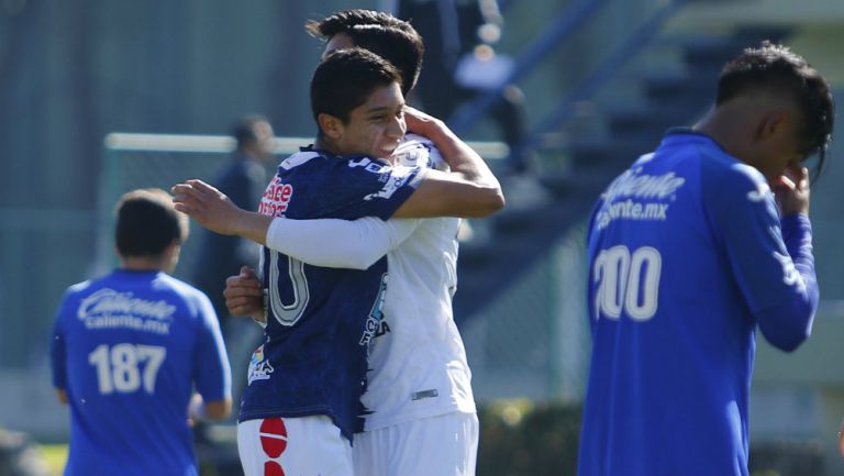 Israel Luna y su compañero celebran una anotación