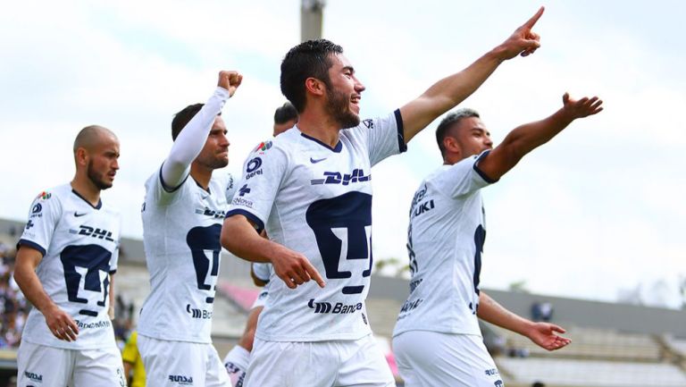 Juan Pablo Vigón festeja con sus compañeros un gol