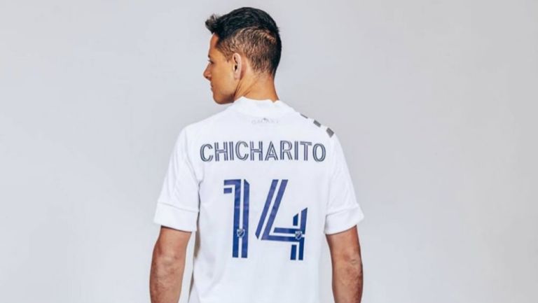 Chicharito Hernández con la playera del Galaxy