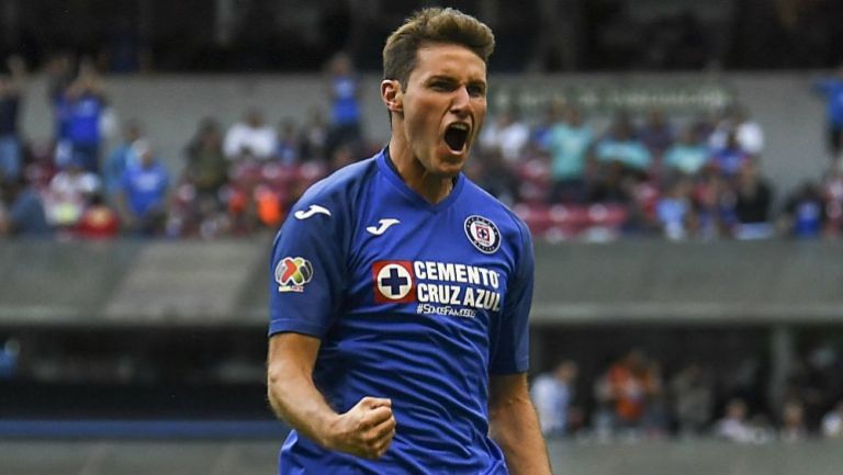 Santiago Giménez celebra una anotación con Cruz Azul