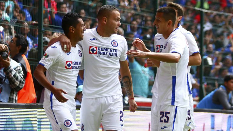 Elías, Cabecita y Piojo celebran un gol con Cruz Azul