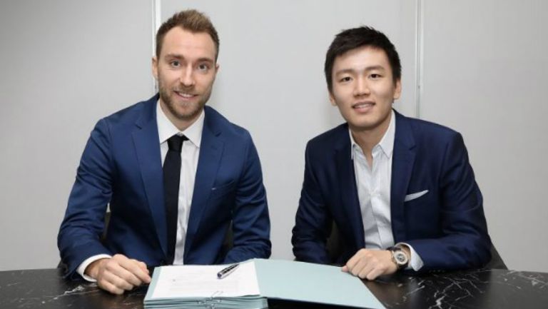 Eriksen firmando con Steven Zhang, presidente del Inter
