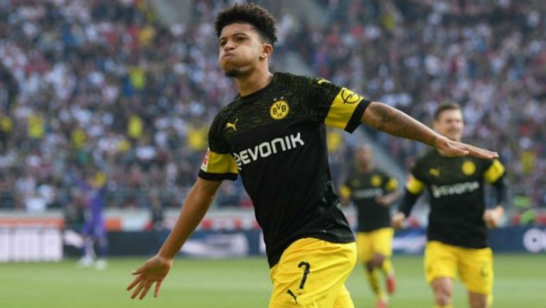 Sancho celebrando una anotación con el Borussia