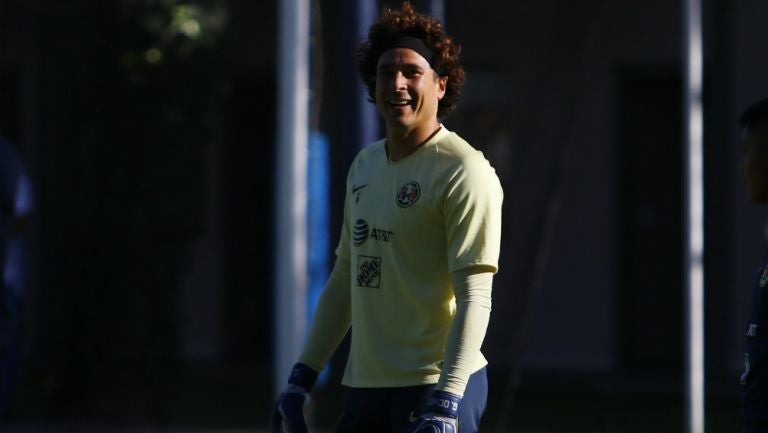 Guillermo Ochoa en entrenamiento con América