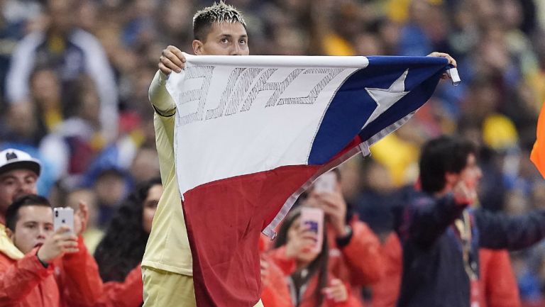 Nicolás Castillo con la bandera de Chile