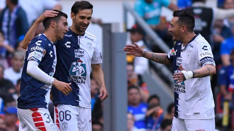Jugadores de Pachuca celebran un gol