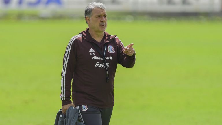 Tata Martino da indicaciones a sus pupilos en un entrenamiento