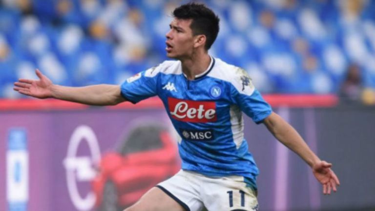 Hirving Lozano reclamando una falta en un partido con Napoli